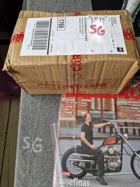 260415 SG fick pling av Schenker och paket på väg hem var bara åka och hämta.jpg