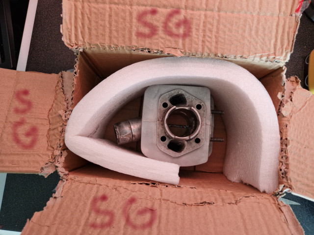 260415 SG skar upp paket och där var min Zundapp cylinder .jpg