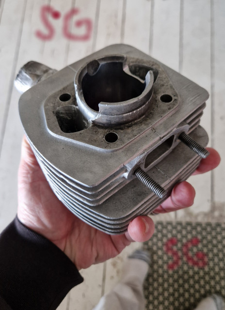 260415 SG lyfte ur Zundapp cylindern och inspektera lite dock denna hamnar på hyllan.jpg