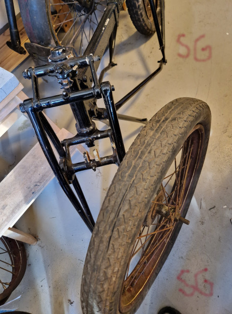 260420 SG bar in massa hjul för prova på Min NV Rajah som framhjul just denna var rätt bara gled in men för kort axel.jpg