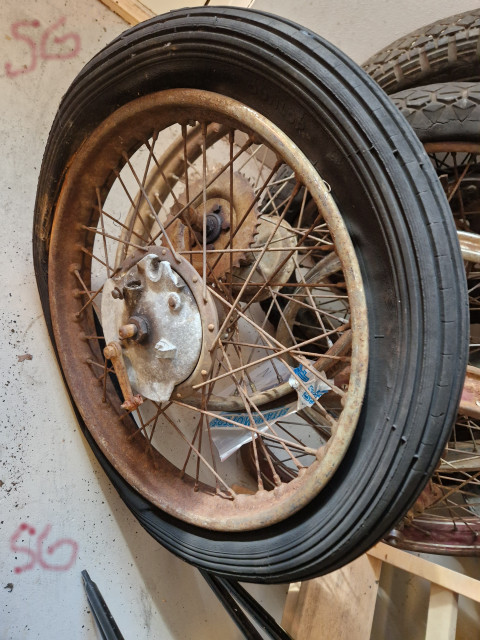 260420 SGs sista och det jag tänkte passa bäst enelskt äldre hjul synd att däck är trachat ser  ju såbra ut.jpg