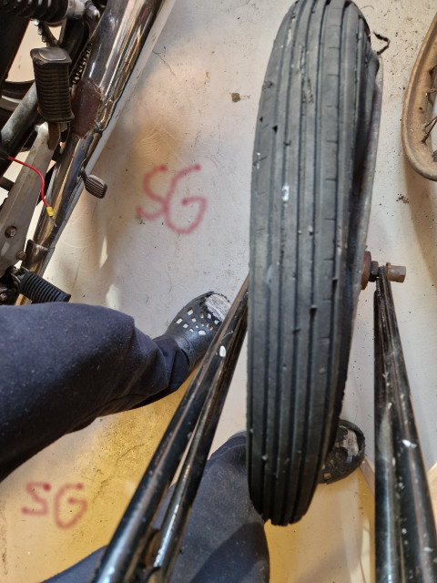 260420 SG mätte bredd på axel fan rätt skulle ha i glad då är axel är milimeter för stor fan och så vidare. Man ser även hur illa däcket är på andra sidan med. Blir att fila axelen.jpg