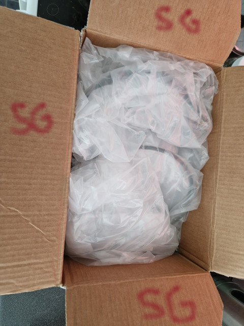 260430 SG skar upp paket ifrån Norge och öppna paket.jpg