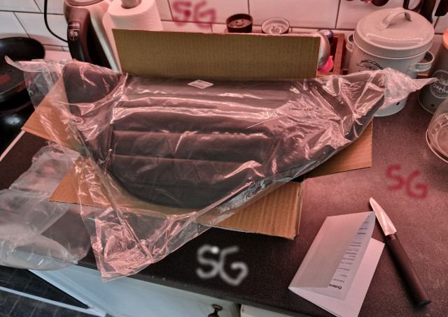 260530 SG skar upp paket med mitt nya sadelöverdrag till Mcb E-type .jpg