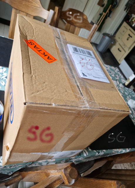 260604 SG fick sms av DSV om paket, åkte hämta precis innan de stängde la på köksbordet.jpg