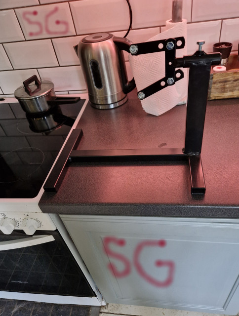 260604 SG skar upp paket sen bort med bös och tog ut motorstället för Sachs och Zundapp och ställde den på diskbänken .jpg