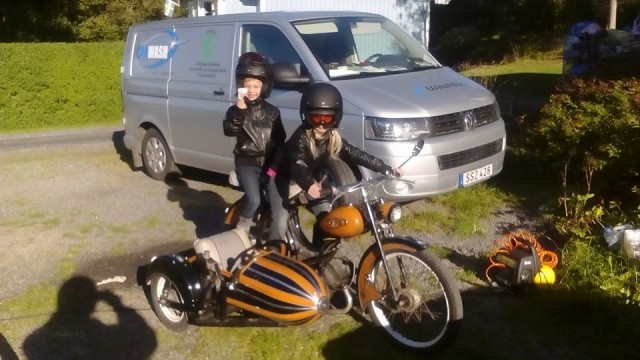 Madicken och Rasmus på &quot;deras&quot; moped.. Ett måste för en ensamstående pappa om de ska bli åkande på barnveckor!