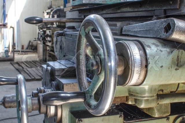 7347463-old-lathe-machine.jpg