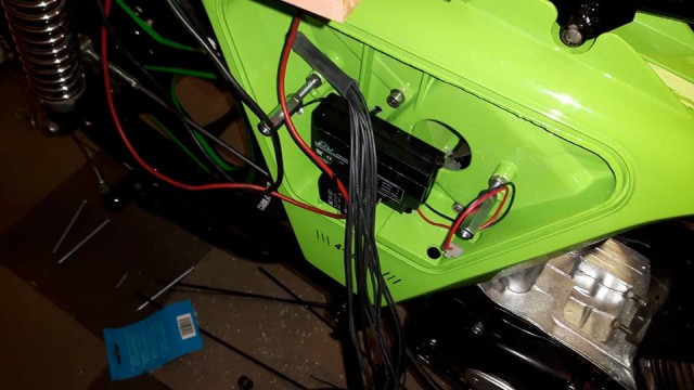Fick tag i ett litet tjusigt batteri med nätta mått på batterilagret vart till någon gräsklippare med elstart får duga!!