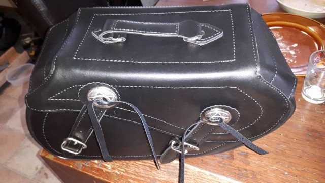 Före en rätt fin väska men med lite för mycket custom över sig..