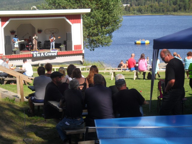 vackert väder med kanske lite för hög musik...konvaljparken har ju bjudit på solsken de senaste åren vi varit där..