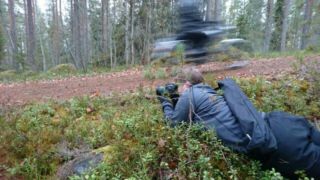 Jag fotar snabba mopeder i uppförsbacke
